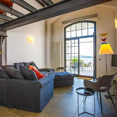 Stephanina Di Lago Loft Apartment *